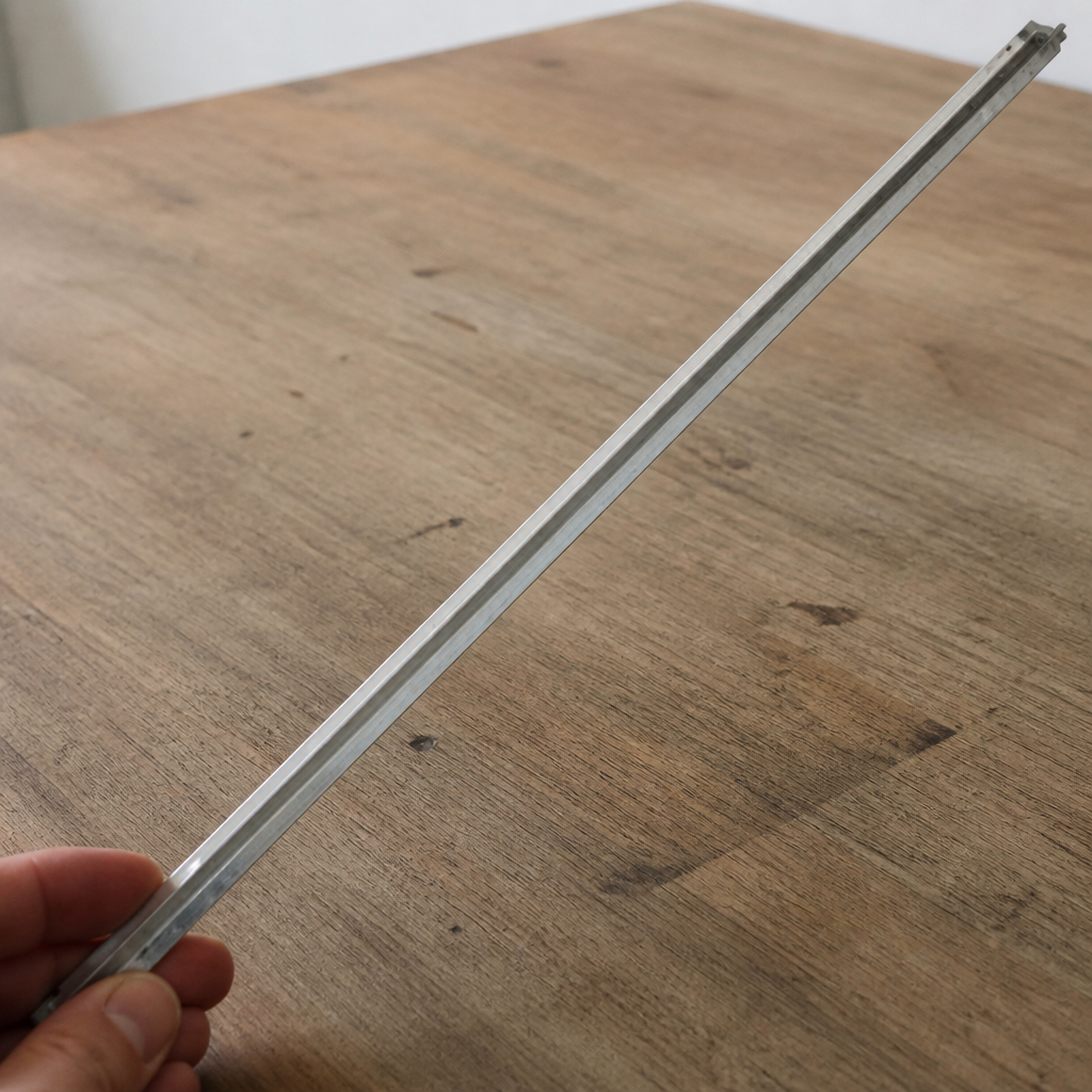 Multideck light bulb replacement for commercial use